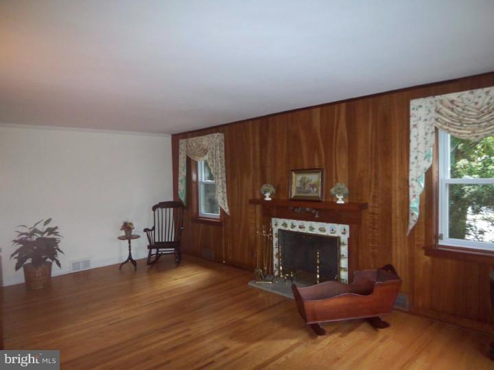 263 Avon Road Springfield, PA 19064 - Photo 3 of 25 Living Room