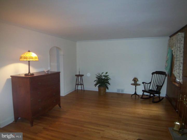 263 Avon Road Springfield, PA 19064 - Photo 4 of 25 Living Room