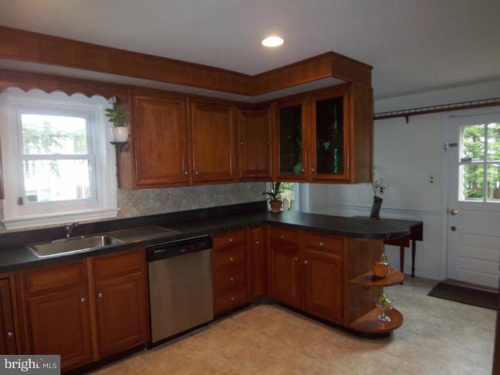 263 Avon Road Springfield, PA 19064 - Photo 7 of 25 Kitchen