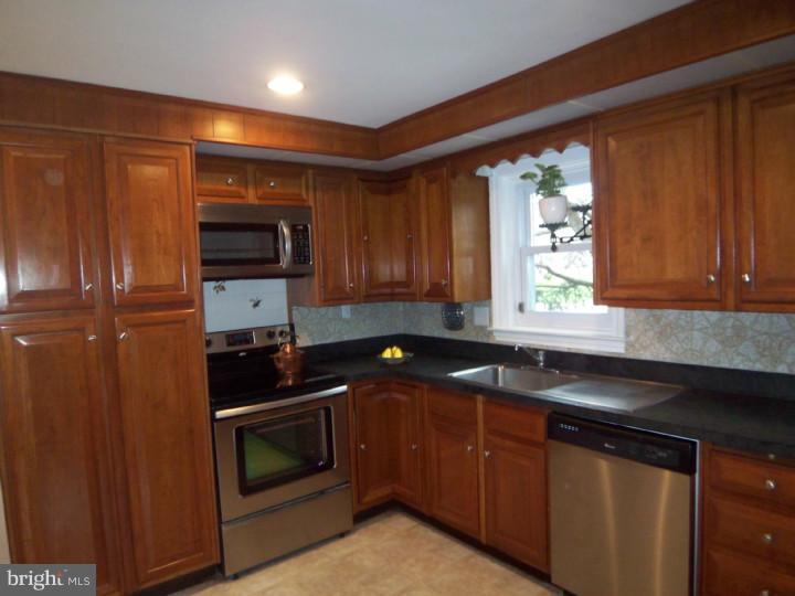 263 Avon Road Springfield, PA 19064 - Photo 9 of 25 Kitchen