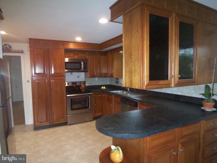 263 Avon Road Springfield, PA 19064 - Photo 10 of 25 Kitchen