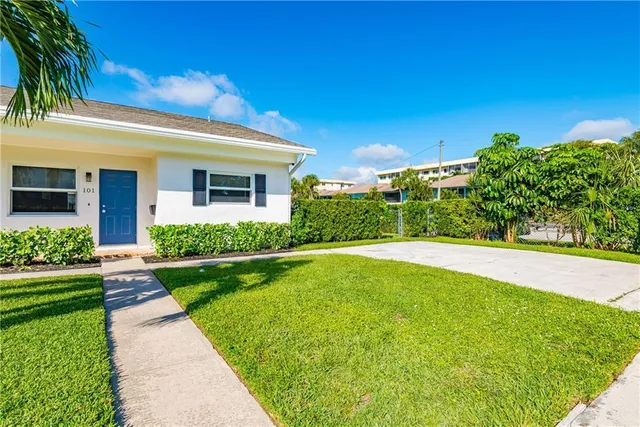 a view of back yard of the house