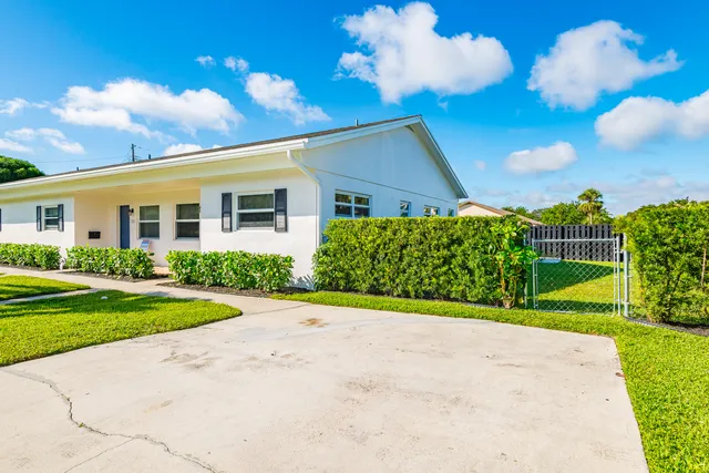 a view of a house with backyard and a garden