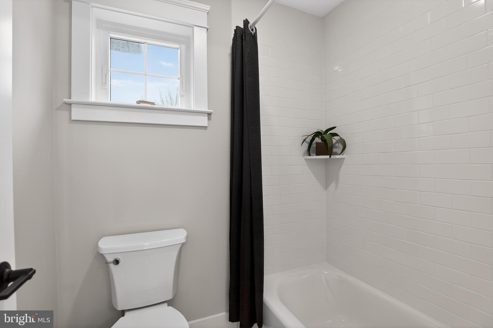 496 Darlington Road Media, PA 19063 - Photo 32 of 45 Jack & Jill Bathroom