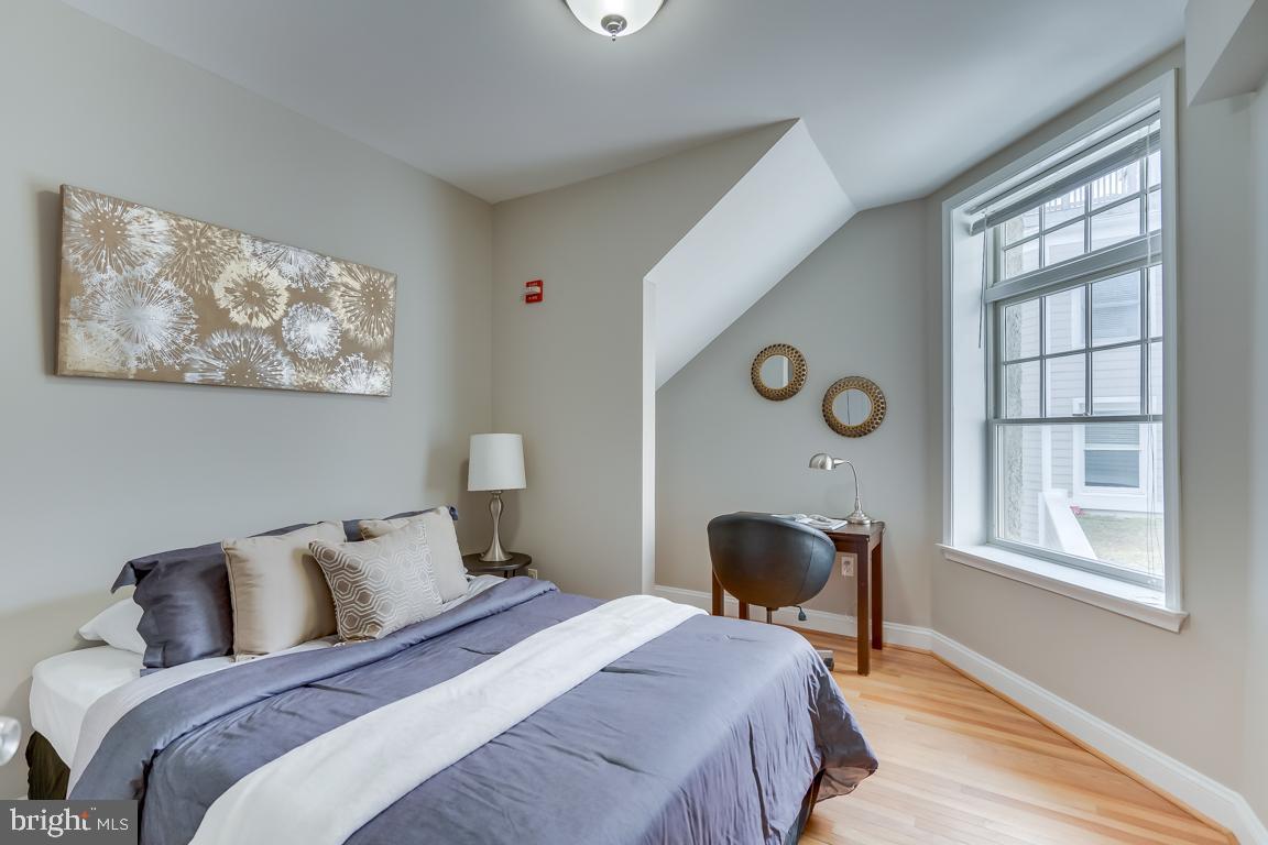 2510 Ontario Road Northwest, Unit 3 Washington, DC 20009 - Photo 5 of 12 Second bedroom with workspace nook