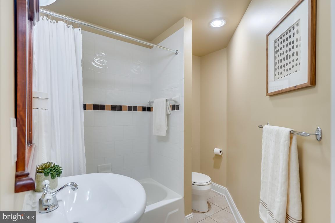 2510 Ontario Road Northwest, Unit 3 Washington, DC 20009 - Photo 6 of 12 Second bath