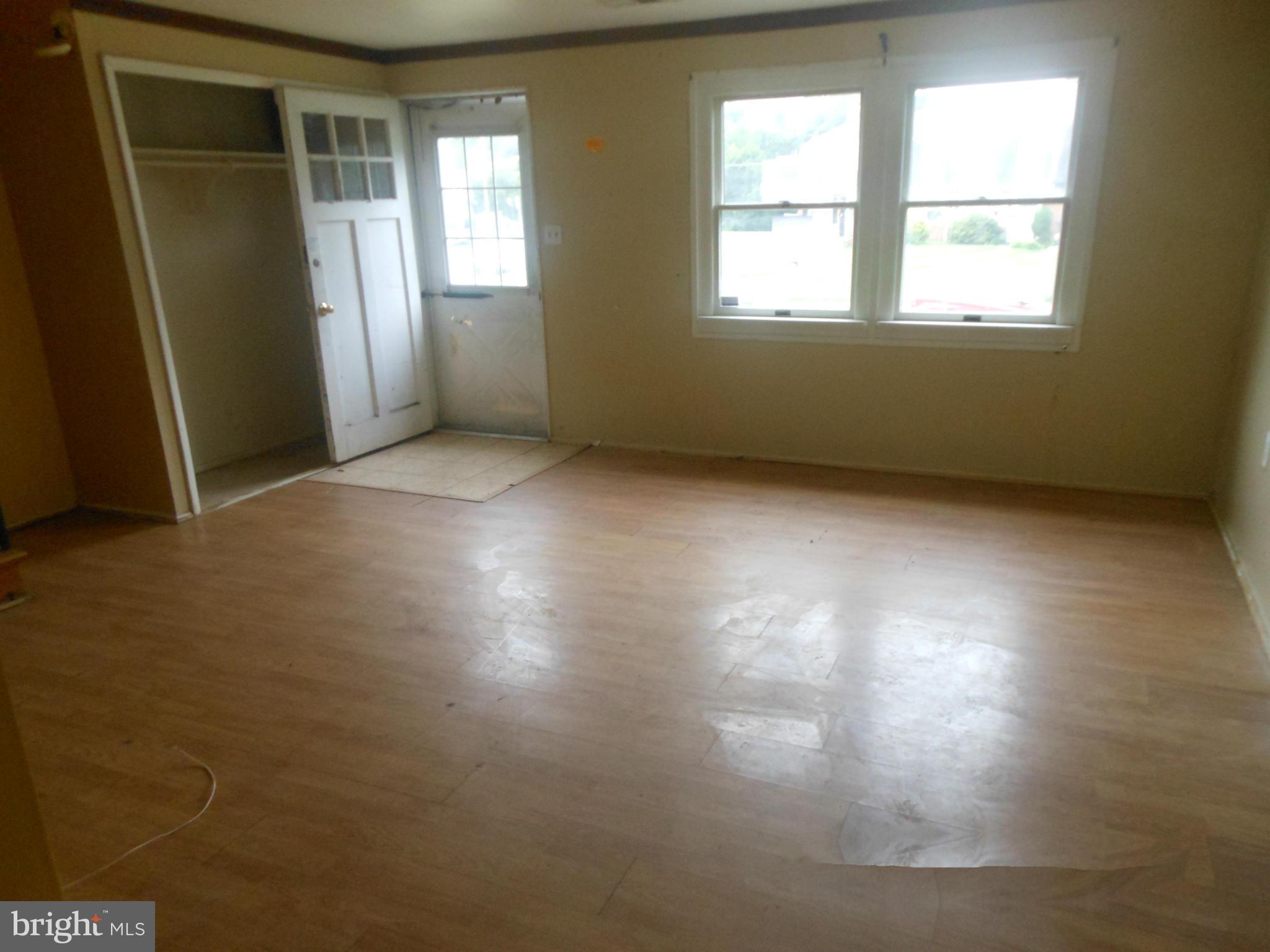 7232 Sindall Road Baltimore, MD 21234 - Photo 3 of 10 Living Room