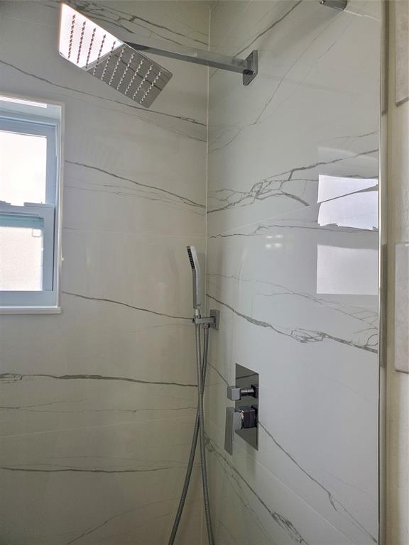 5300 Washington Street, Unit 114C Hollywood, FL 33021 - Photo 14 of 25 a bathroom with a bathtub