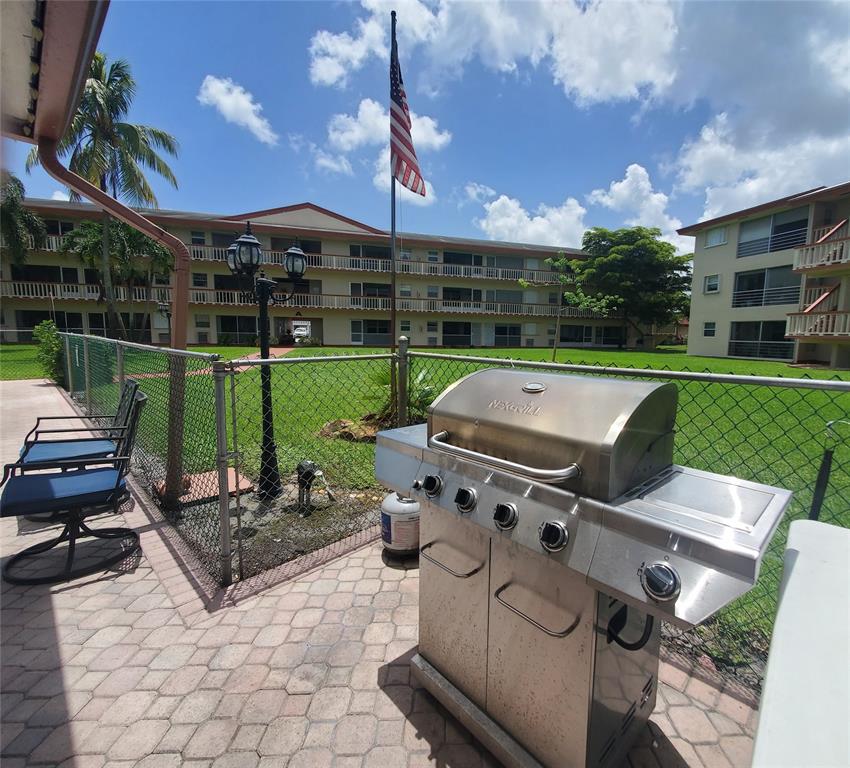 5300 Washington Street, Unit 114C Hollywood, FL 33021 - Photo 21 of 25 a view of a patio with a table and chairs