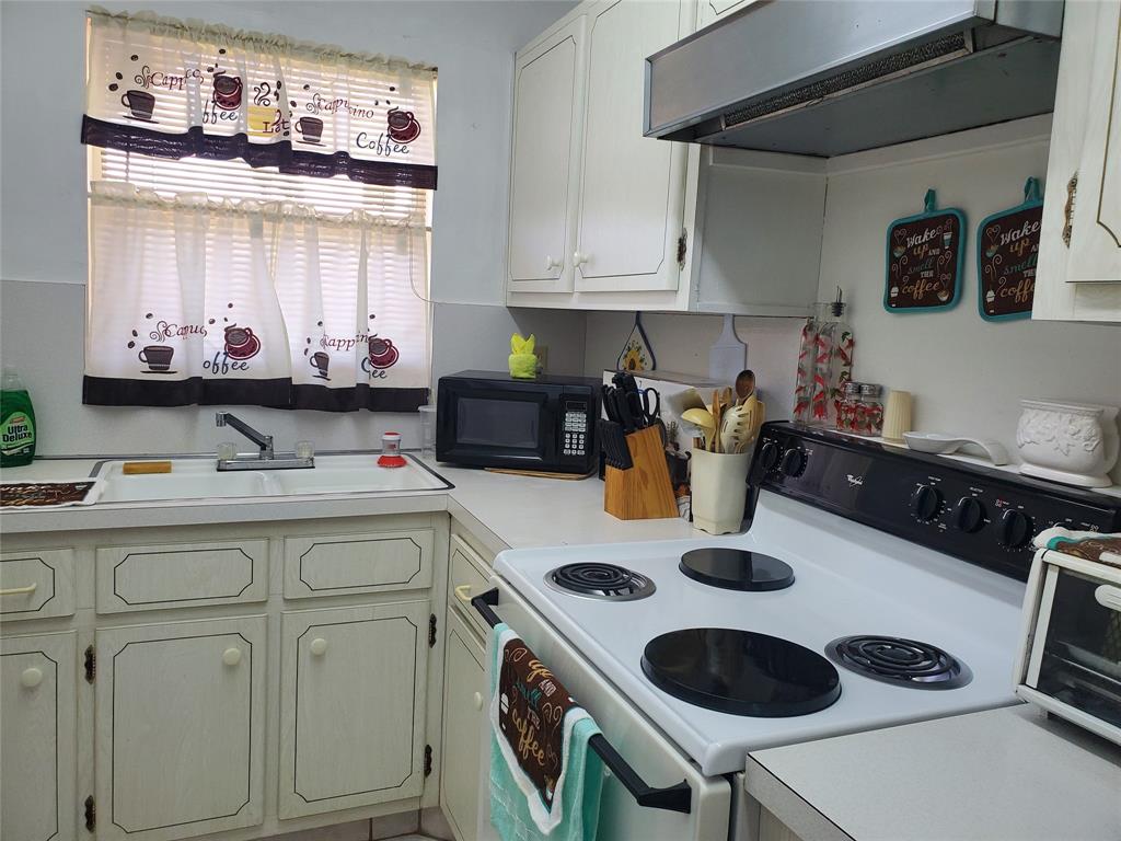 5300 Washington Street, Unit 114C Hollywood, FL 33021 - Photo 7 of 25 a kitchen with a stove a refrigerator and cabinets