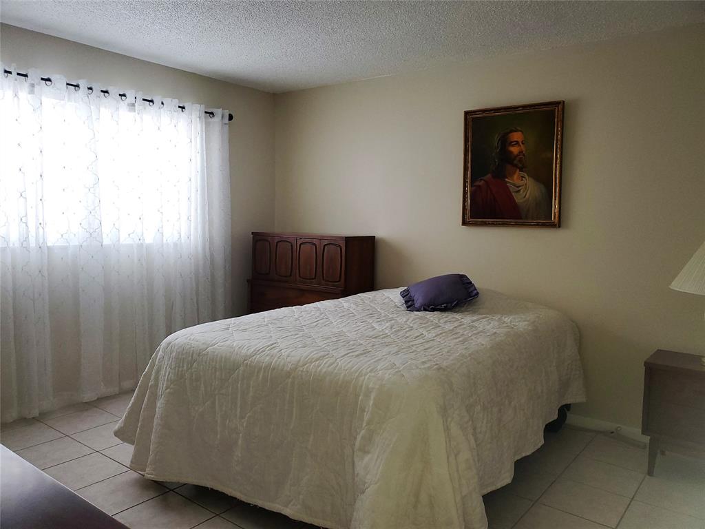 5300 Washington Street, Unit 114C Hollywood, FL 33021 - Photo 10 of 25 a bedroom with a bed and a window