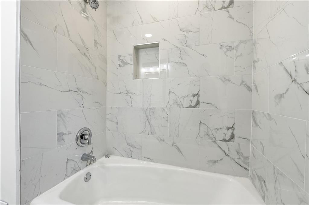 2520 Overlook Way Northeast Atlanta, GA 30345 - Photo 25 of 31 a bathroom with a bathtub