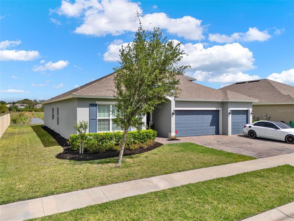 533 Avila Place Howey-in-the-Hills, FL 34737 - Photo 4 of 42 a front view of a house with garden