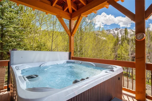 a view of a back yard