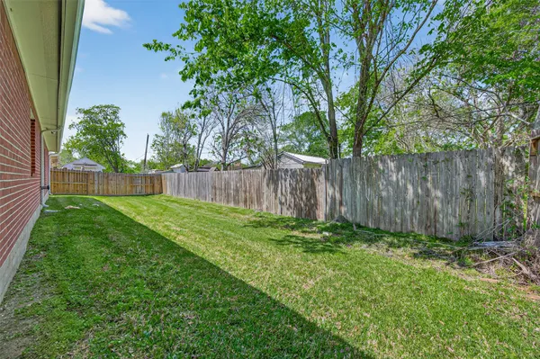 $2,500 | 5905 Sawyer Drive, Pearland, TX 77581