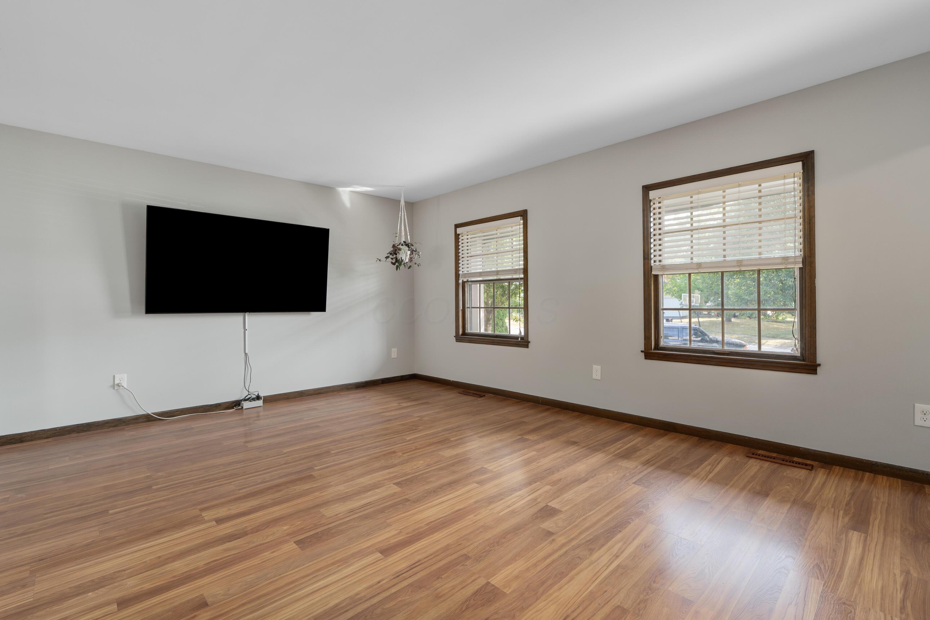 5879 Ravine View Court Columbus, OH 43231 - Photo 5 of 43 Large living room