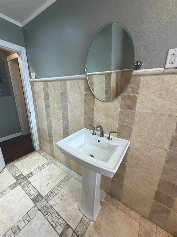 4610 Sycamore Street Dallas, TX 75204 - Photo 12 of 14 a bathroom with a sink and mirror