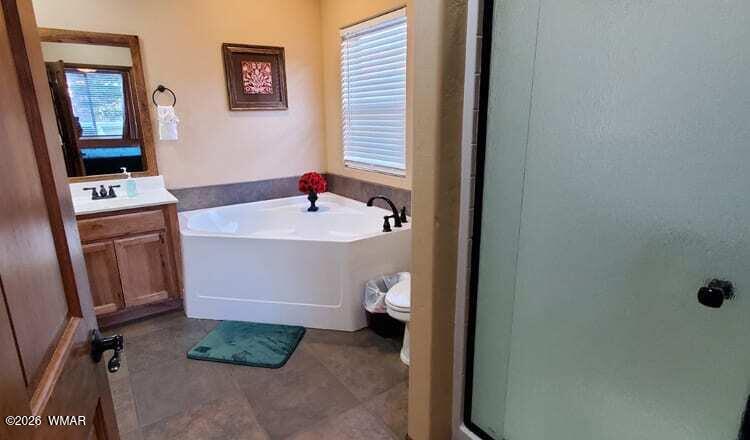 284 Main Street Eagar, AZ 85925 - Photo 9 of 11 284 MASTER BATH 2