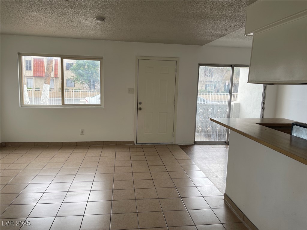 537 Calcaterra Circle, Unit C Las Vegas, NV 89119 - Photo 4 of 20