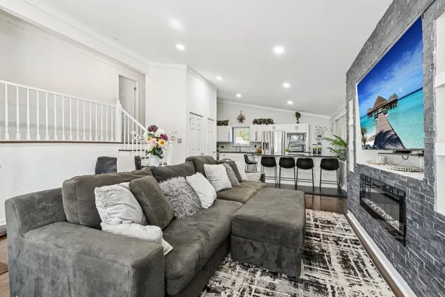 $429,900 | 122 West Helen Road, Palatine, IL 60067