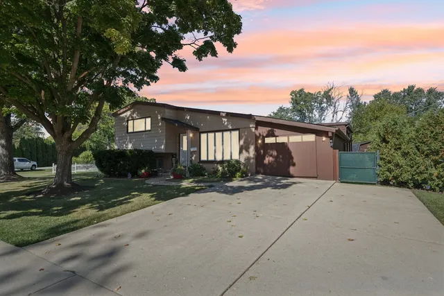 $429,900 | 122 West Helen Road, Palatine, IL 60067