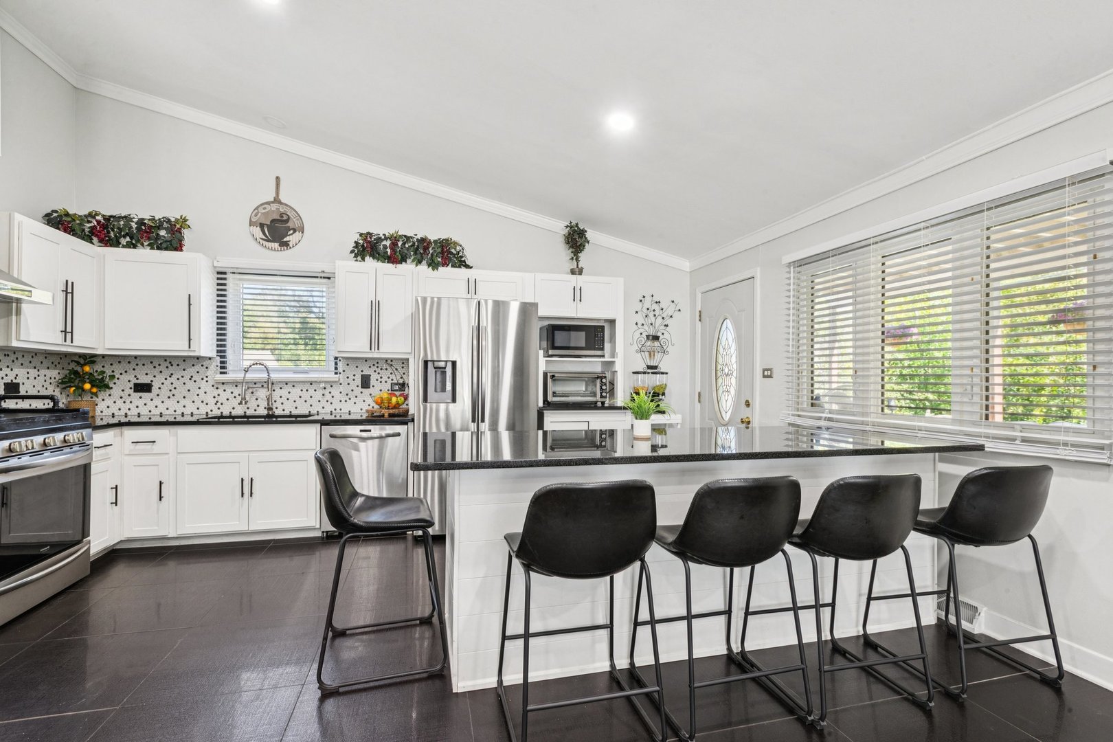 122 West Helen Road Palatine, IL 60067 - Photo 6 of 58