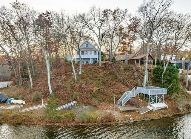 a view of a house with backyard