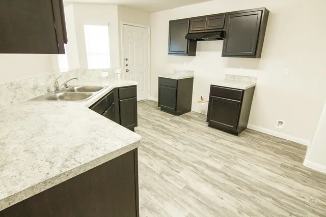 $1,900 | 902 Ember Wood Court, La Marque, TX 77568