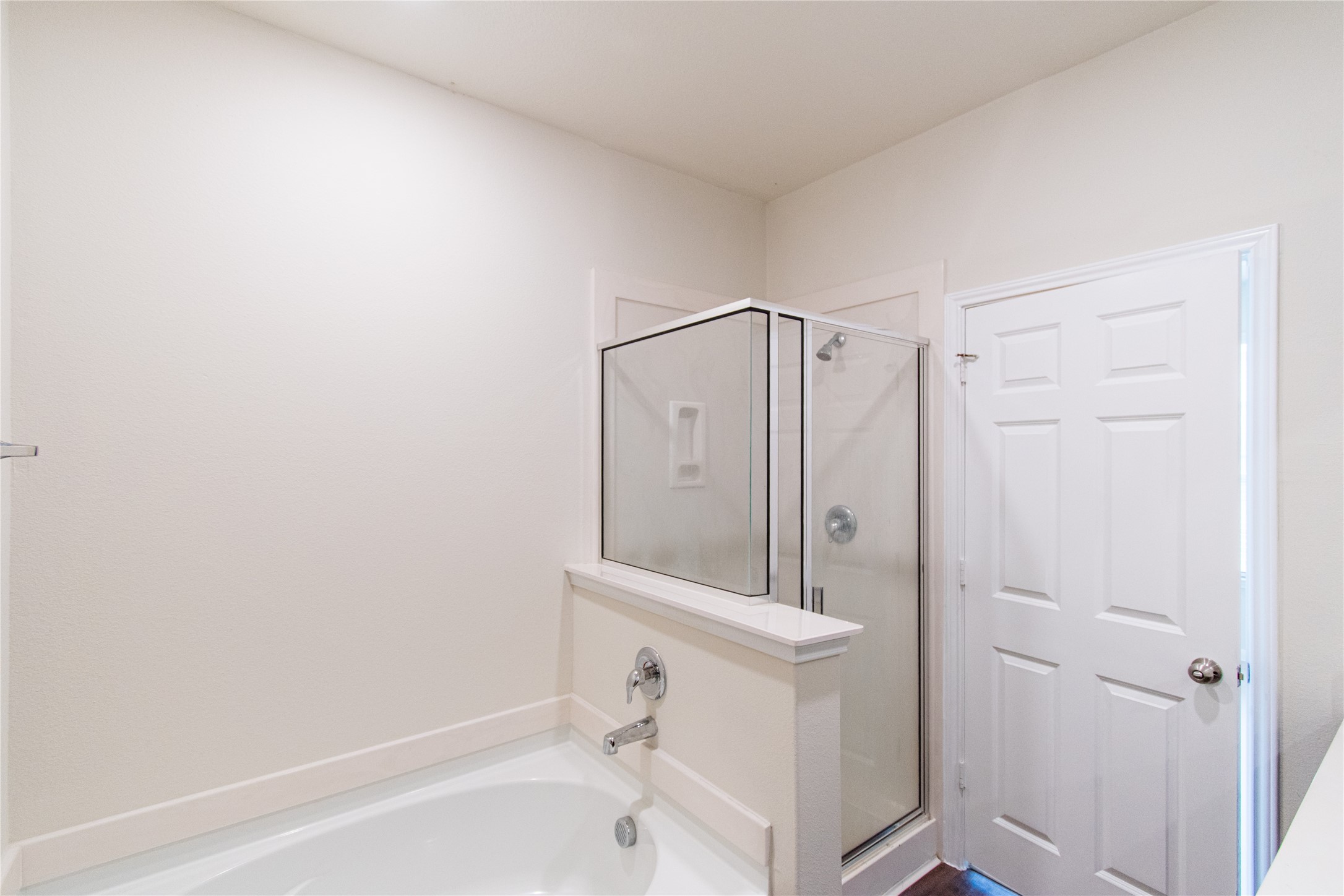 6938 Hobby Wind Ridge Drive Houston, TX 77075 - Photo 15 of 30 a bathroom with a bathtub and a shower
