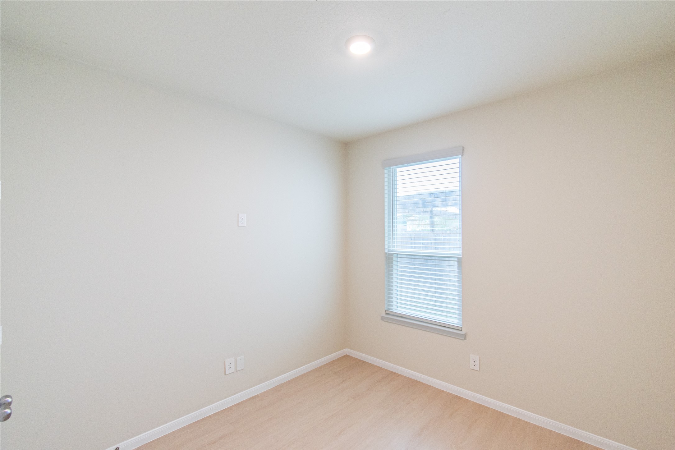 6938 Hobby Wind Ridge Drive Houston, TX 77075 - Photo 21 of 30 an empty room with a window