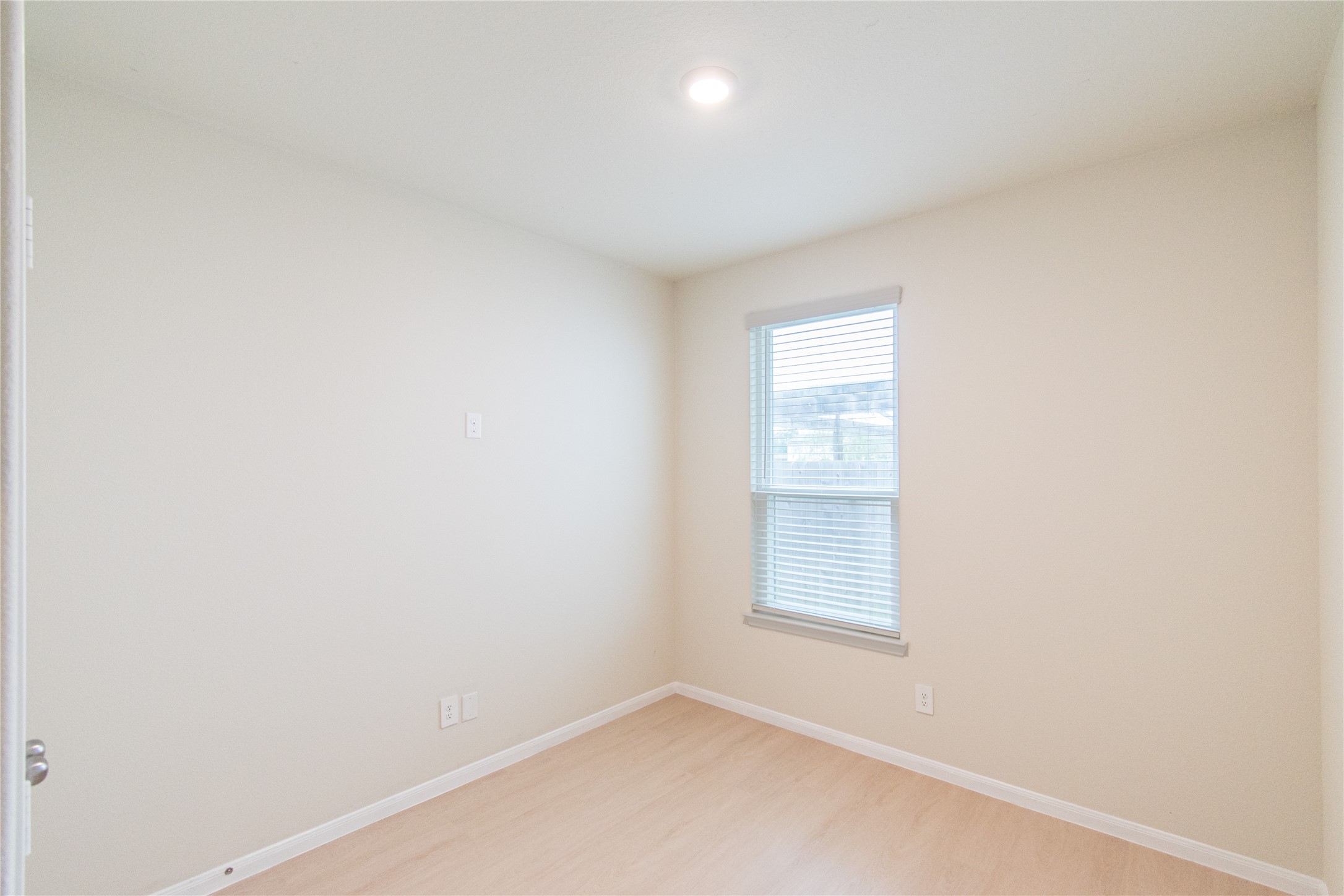 6938 Hobby Wind Ridge Drive Houston, TX 77075 - Photo 23 of 30 an empty room with a window