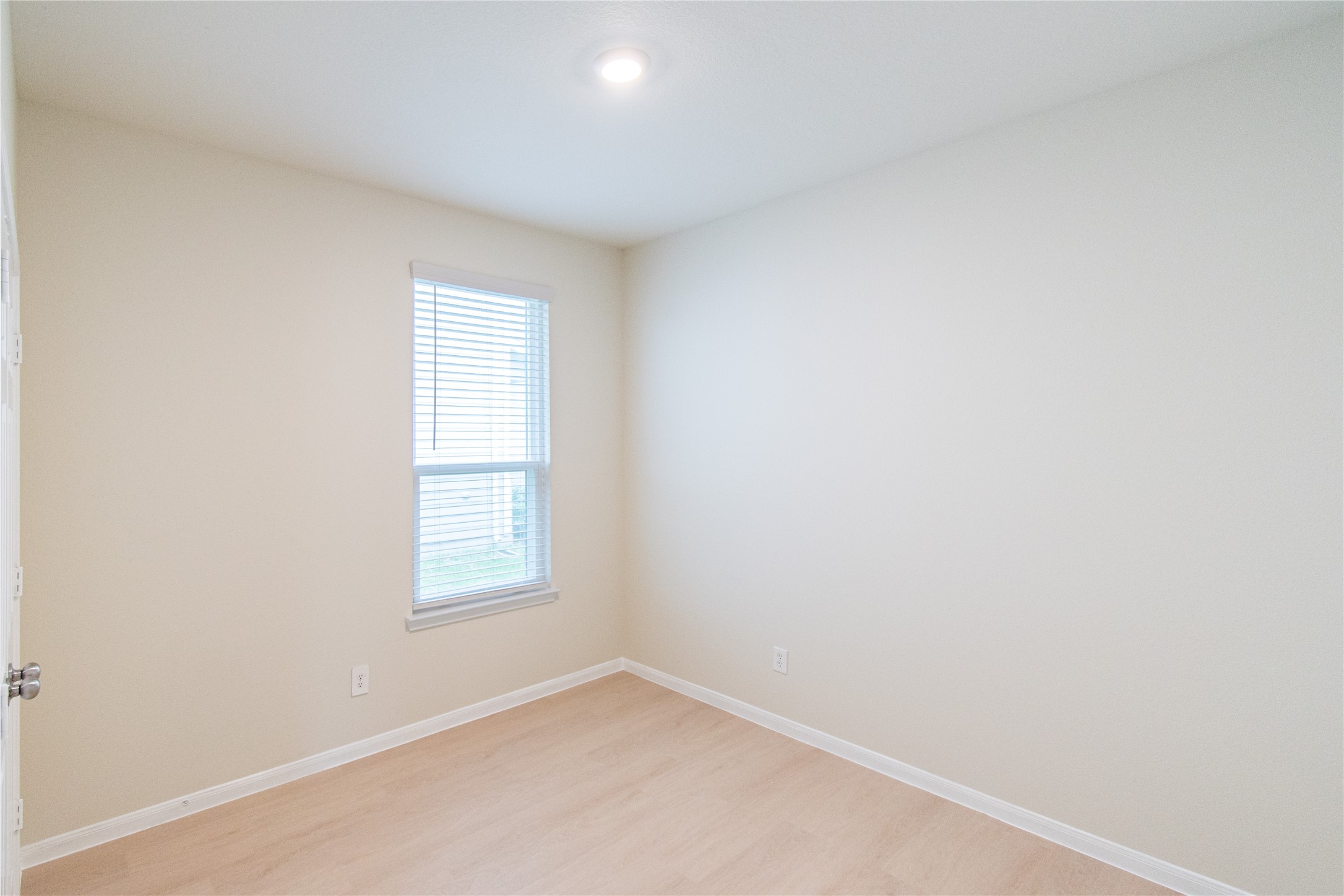 6938 Hobby Wind Ridge Drive Houston, TX 77075 - Photo 27 of 30 an empty room with windows