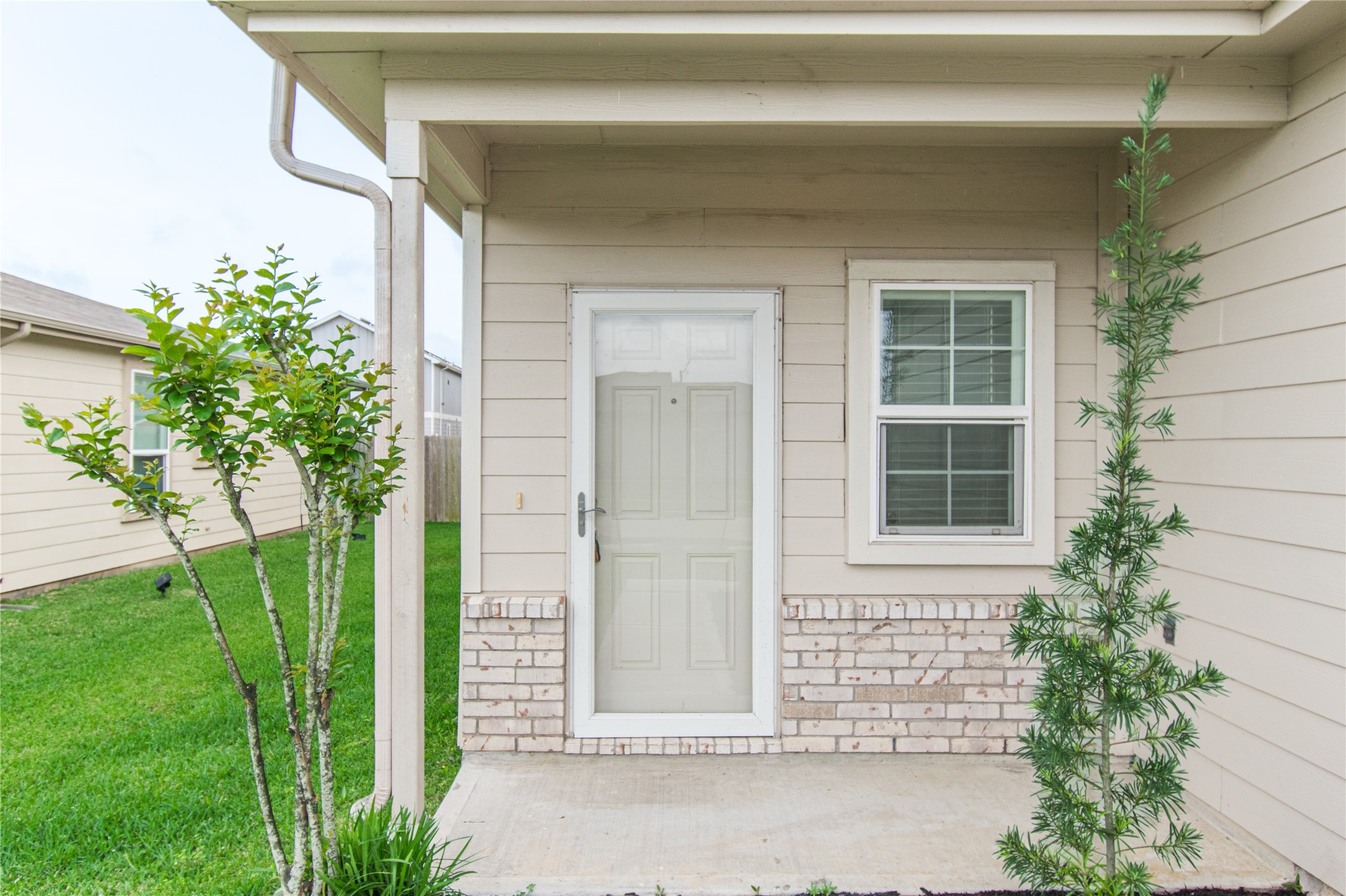 6938 Hobby Wind Ridge Drive Houston, TX 77075 - Photo 3 of 30 a front view of a house with a garden