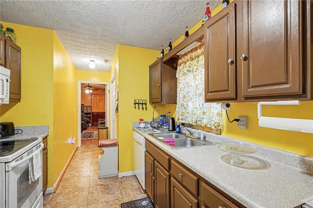 204 Hailey Lane Griffin, GA 30223 - Photo 11 of 32 a bathroom with a sink double vanity