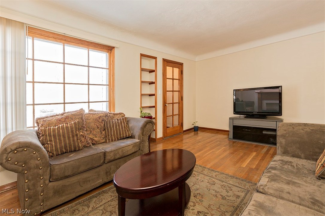 1117 Winston Road Cleveland, OH 44121 - Photo 8 of 31