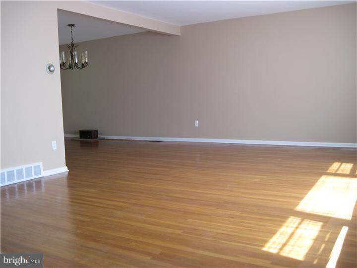 9766 Susan Road Philadelphia, PA 19115 - Photo 14 of 16 Living Room