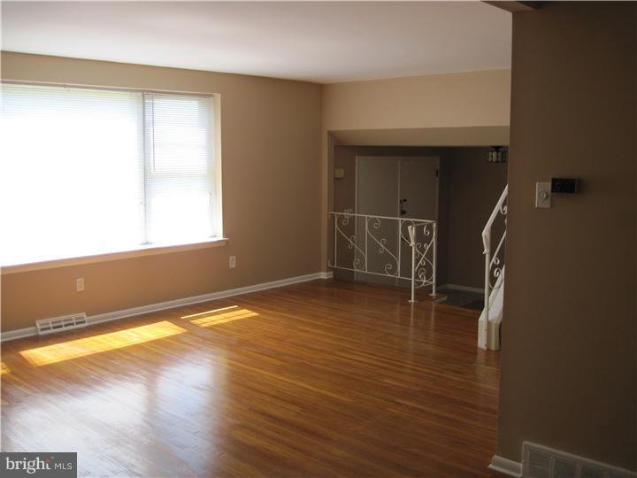 9766 Susan Road Philadelphia, PA 19115 - Photo 4 of 16 Living Room