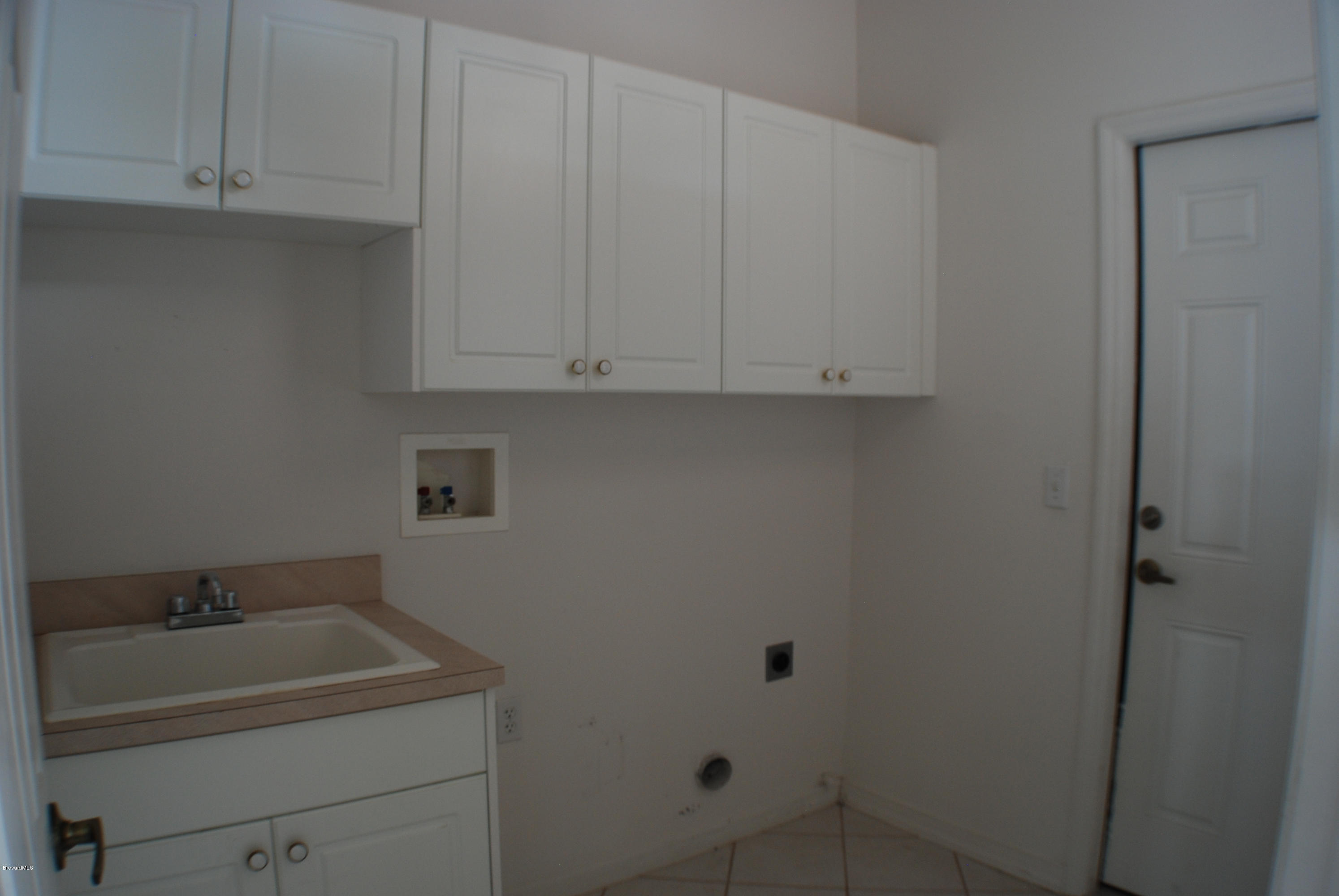 549 Renaissance Avenue Melbourne, FL 32940 - Photo 14 of 15 Laundry Room w/Sink and Cabinets