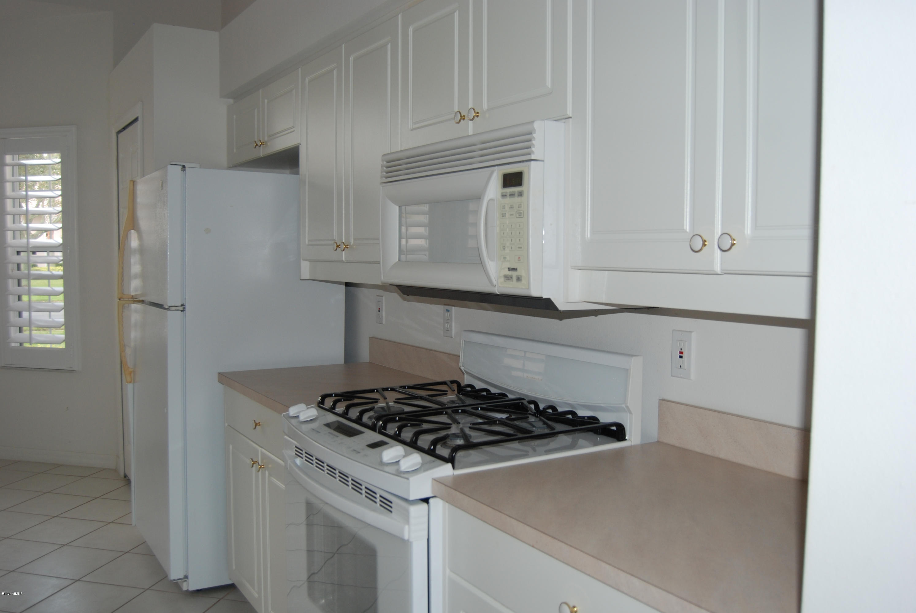 549 Renaissance Avenue Melbourne, FL 32940 - Photo 9 of 15 Gas Range, Microwave & Refrigerator