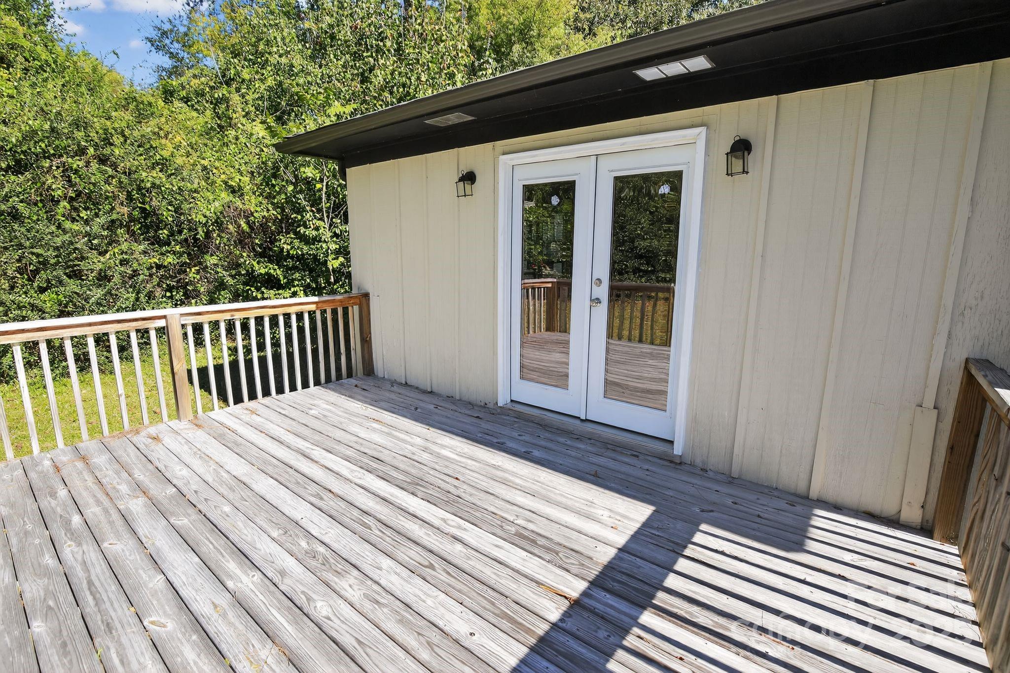 1527 Burnside Avenue Columbia, SC 29209 - Photo 29 of 31 a balcony with wooden floor