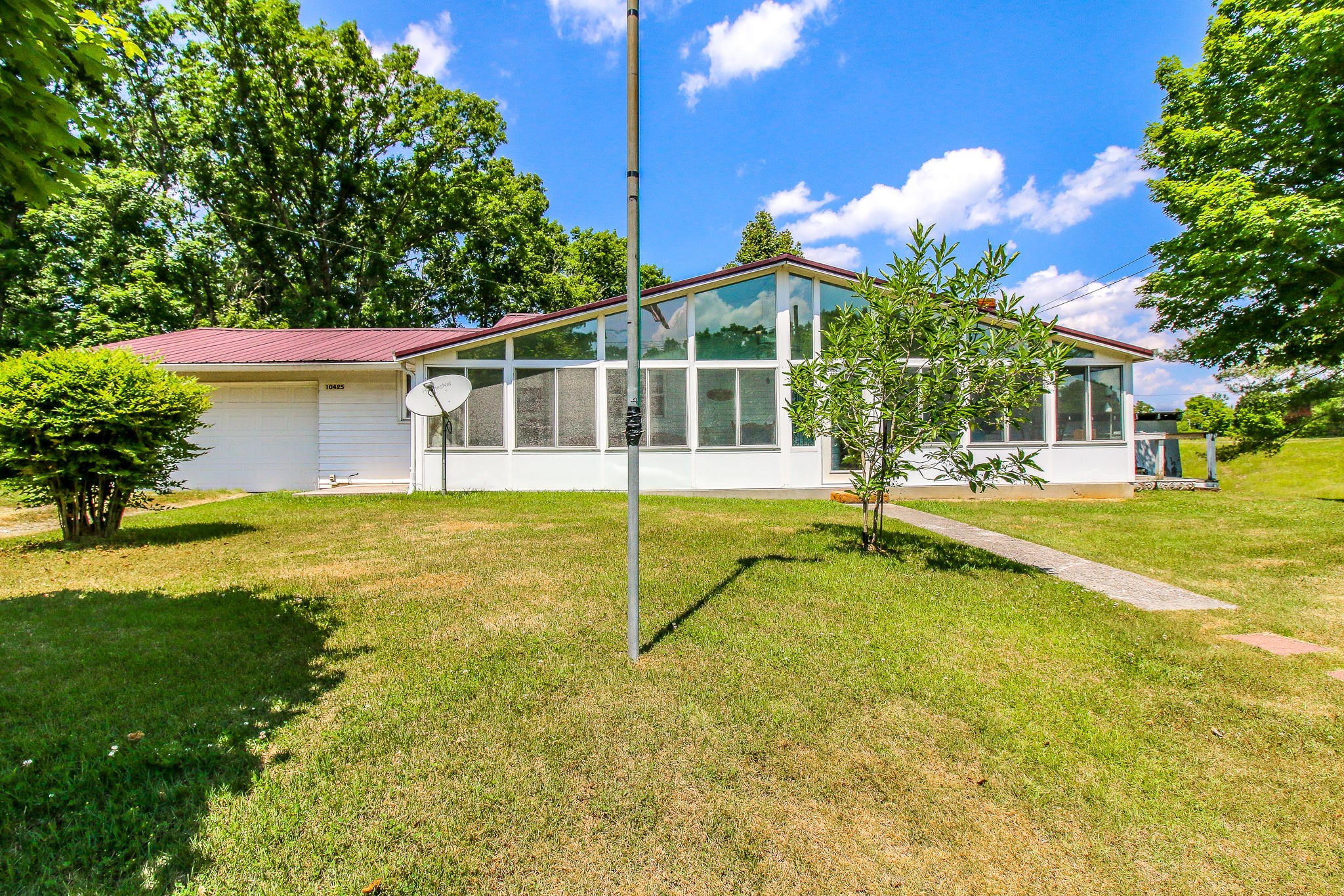 10425 Slemp Road Kodak, TN 37764 - Photo 1 of 21 a view of a house with swimming pool and a yard