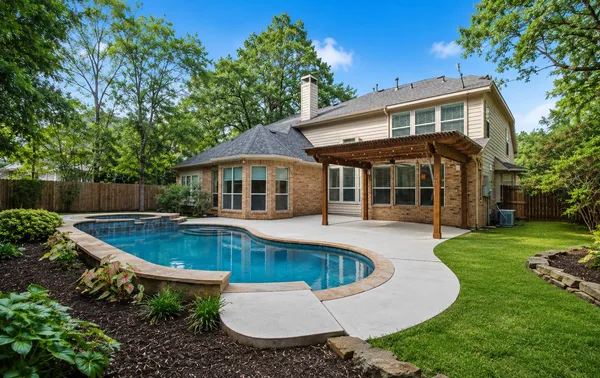 $930,000 | 19 Wildever Place, The Woodlands, TX 77382