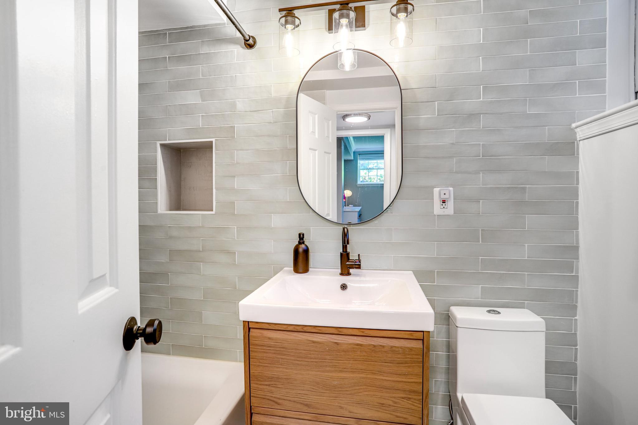 3856 Porter Street Northwest, Unit B368 Washington, DC 20016 - Photo 28 of 41 Second full bath with tub/shower