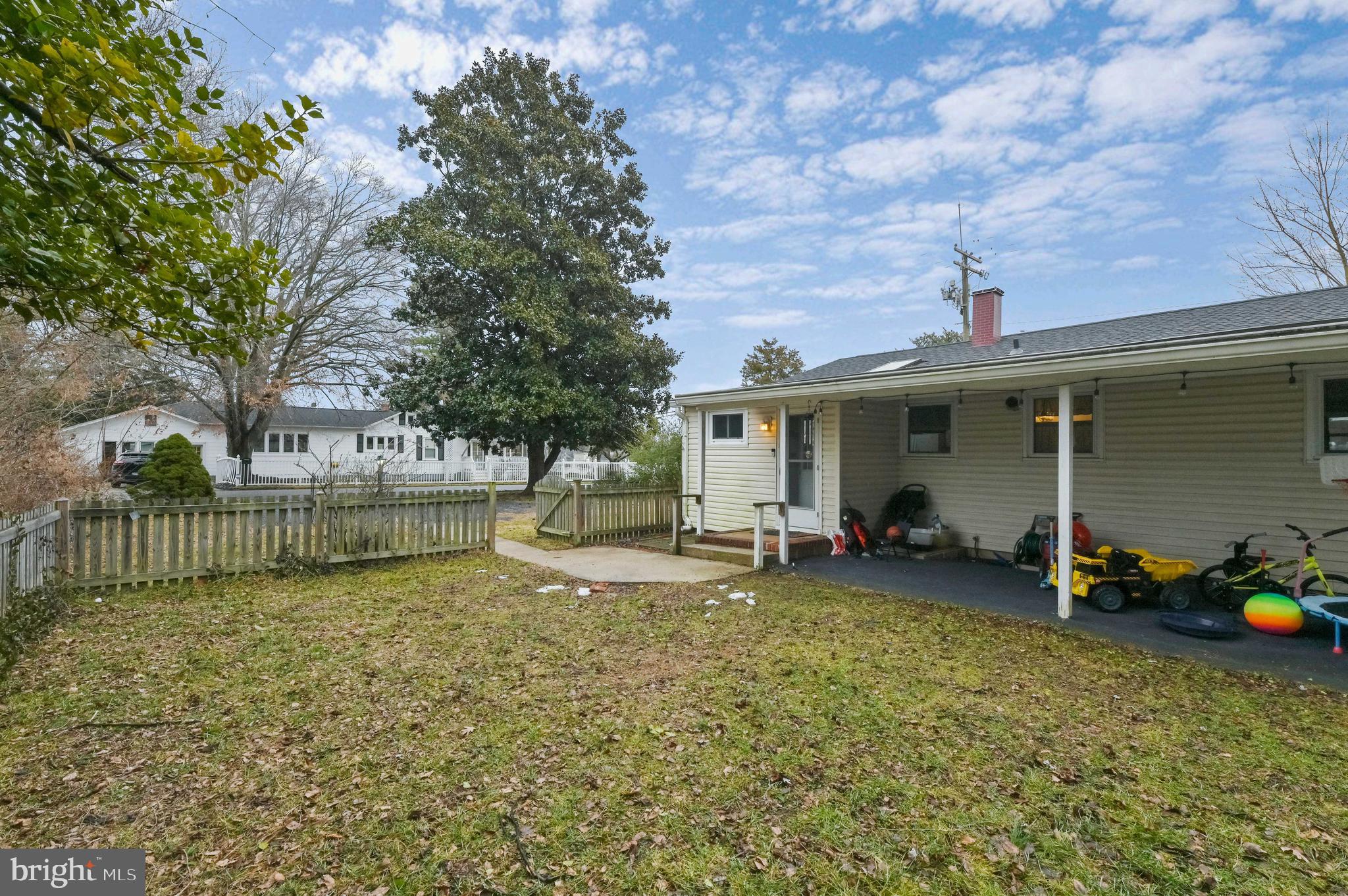 136 Washington Road Edgewater, MD 21037 - Photo 4 of 26 Fenced backyard!