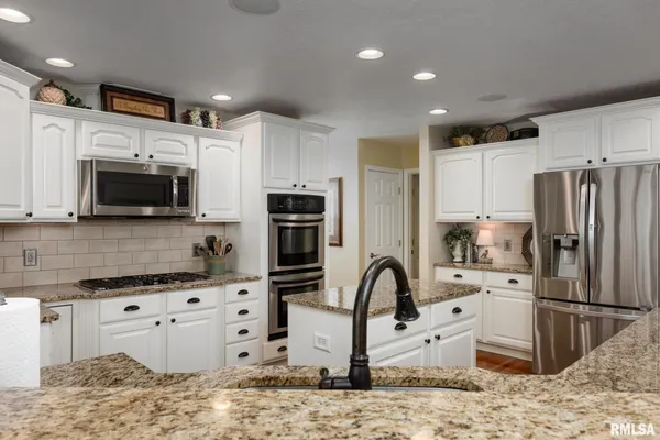 $635,000 | 301 Arbor Drive, Carterville, IL 62918