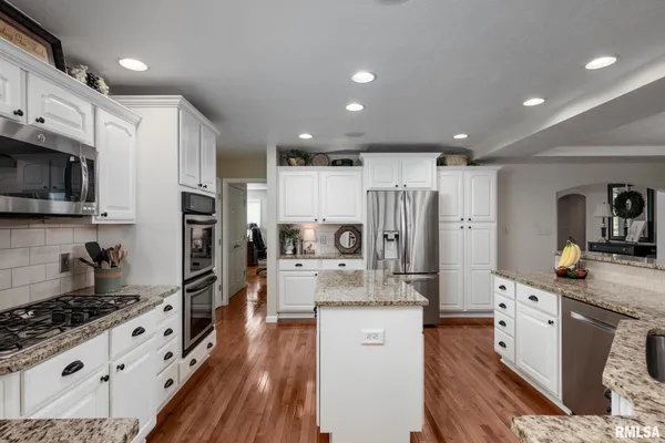 $635,000 | 301 Arbor Drive, Carterville, IL 62918