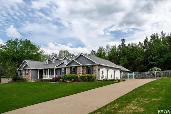 $635,000 | 301 Arbor Drive, Carterville, IL 62918