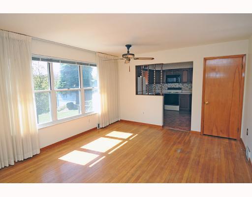 27 Greenview Drive McKees Rocks, PA 15136 - Photo 7 of 13 Exterior Front. Beautiful windows, all screens and window treatments