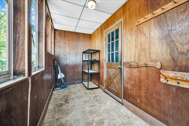 a picture of wall with a white wall