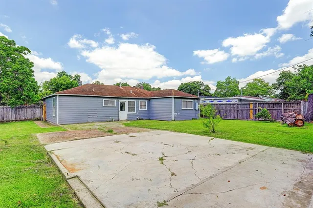 $1,500 | 910 Trimm Avenue, Pasadena, TX 77502